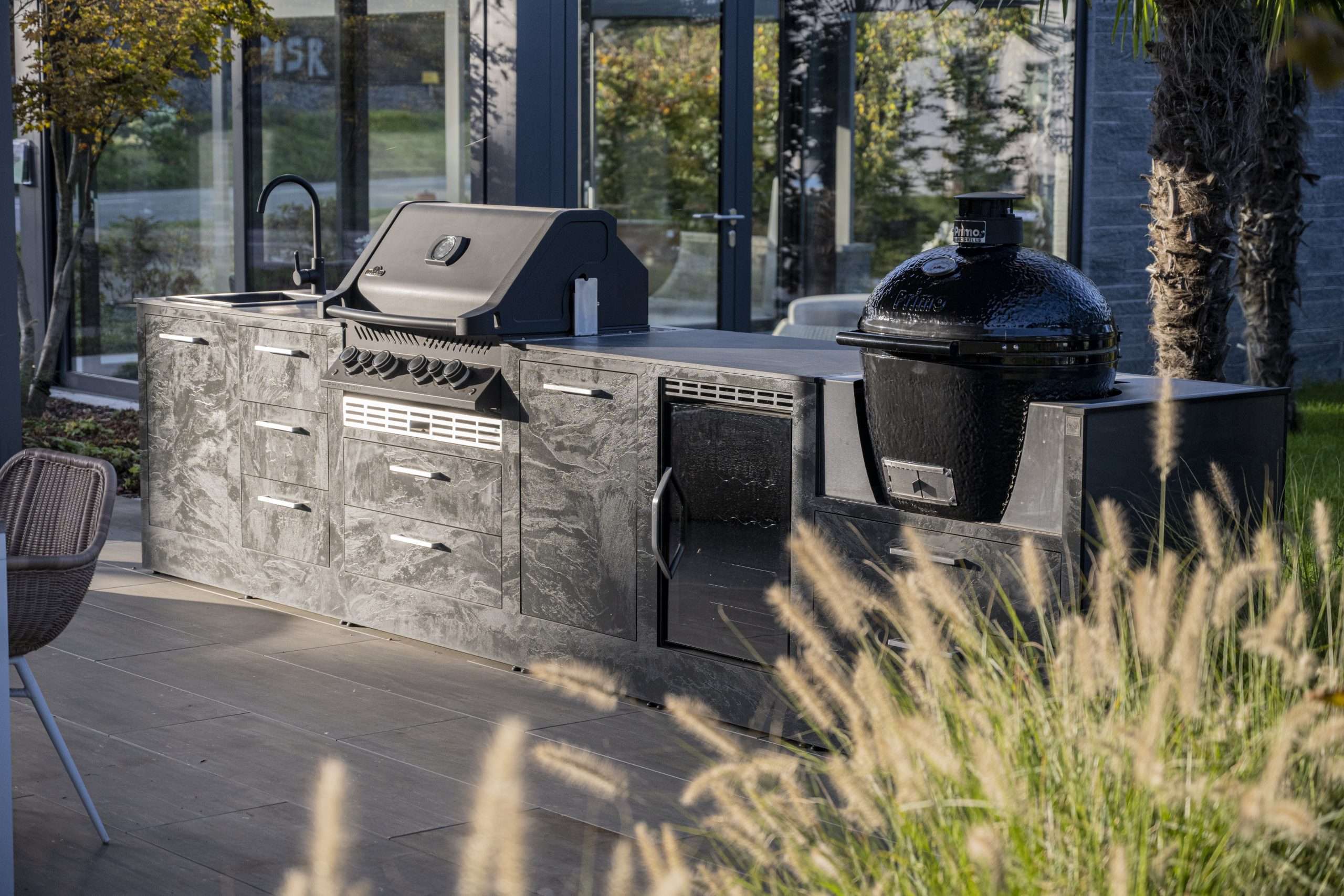 Outdoor-Küchen im Sonnenschein, schöne Struktur Material, im Grünen der Theiss Inspire Serie