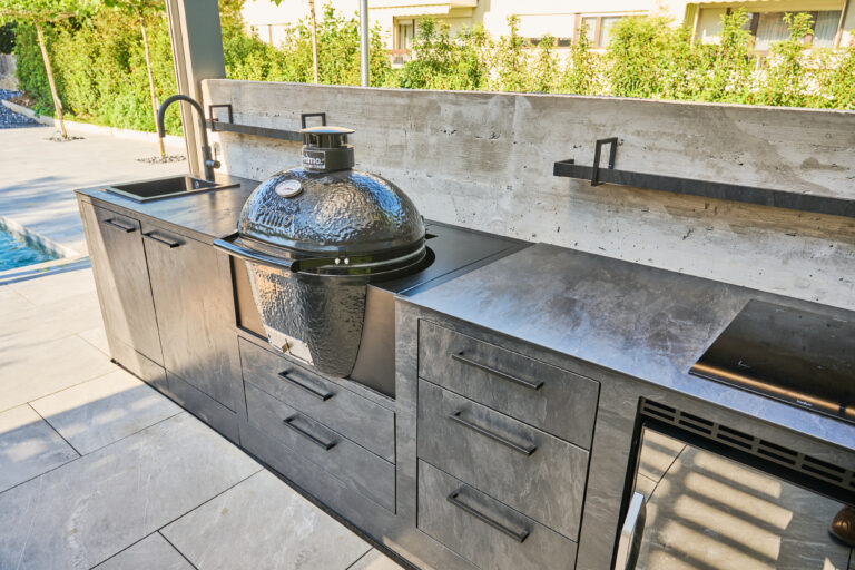 Outdoor-Küche mit Kamado Grill